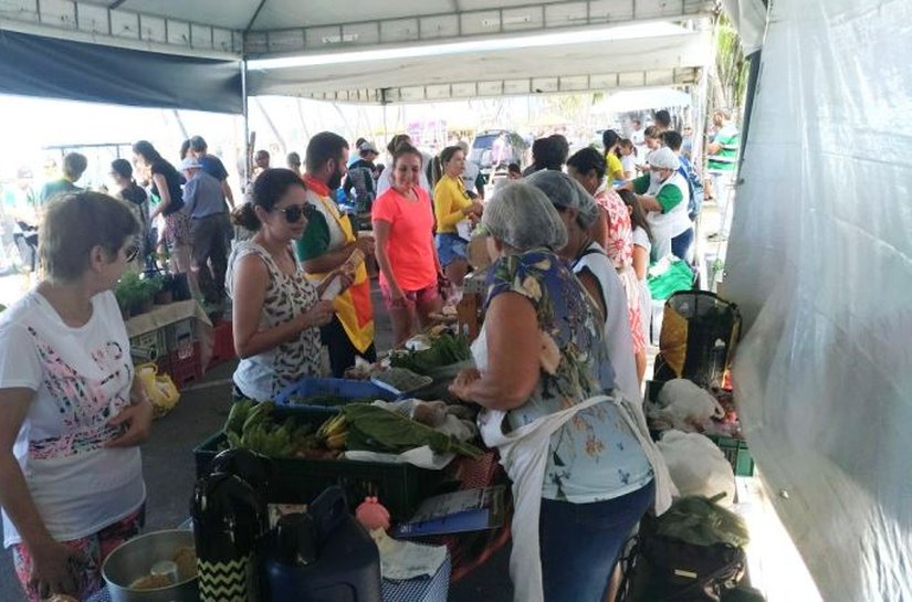 Produtos orgânicos são comercializados na Rua Fechada neste domingo (10)