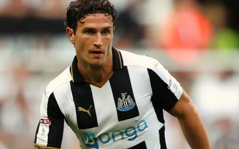 Ex-jogador da Premier League relata vício em cocaína que abalou carreira e casamento