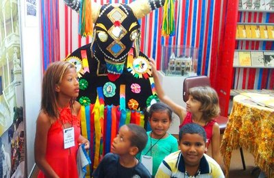Crianças atendidas pela Semas visitam Bienal Internacional do Livro