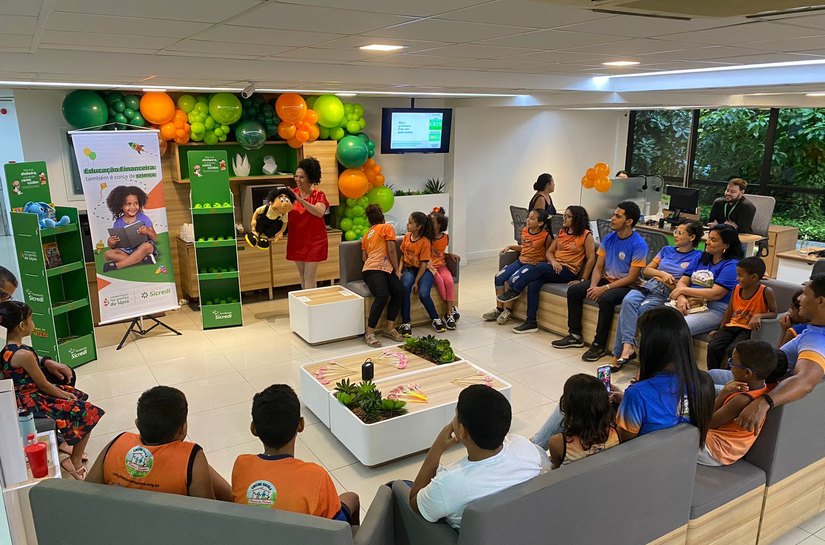 Sicredi leva educação financeira para crianças e jovens em Alagoas durante a Semana ENEF