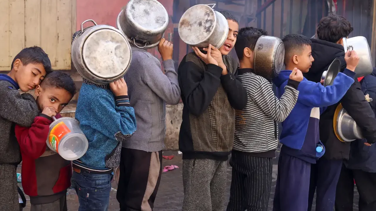 Dez crianças são mutiladas por dia em Gaza, e quase meio milhão de palestinos sofrem com fome extrema, dizem autoridades