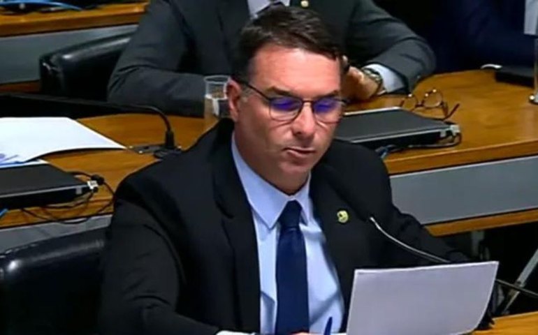 Flávio Bolsonaro visitará o pai após anunciar pré-candidatura à Presidência