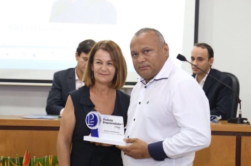 Pauline Pereira recebe prêmio Prefeito Empreendedor do Sebrae em Alagoas