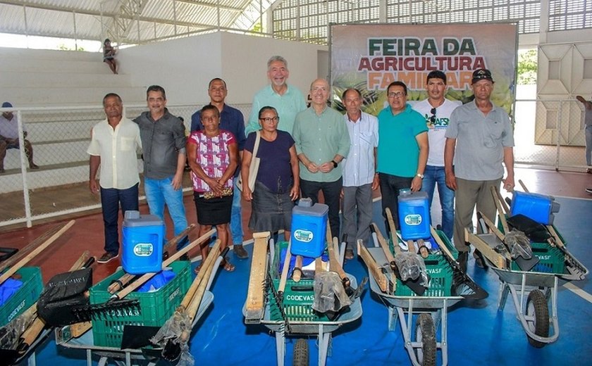 Trabalhadores da agricultura familiar de Penedo recebem 300 kits com ferramentas e EPIs