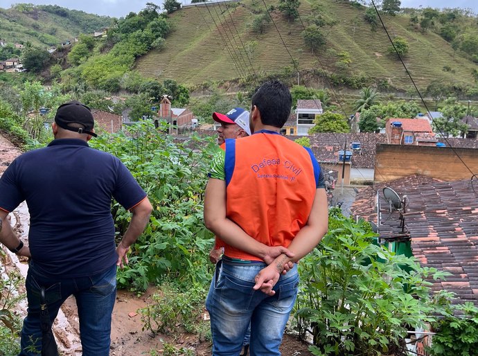 Prefeitura de Santana do Mundaú vistoria áreas e instala lonas de contenção