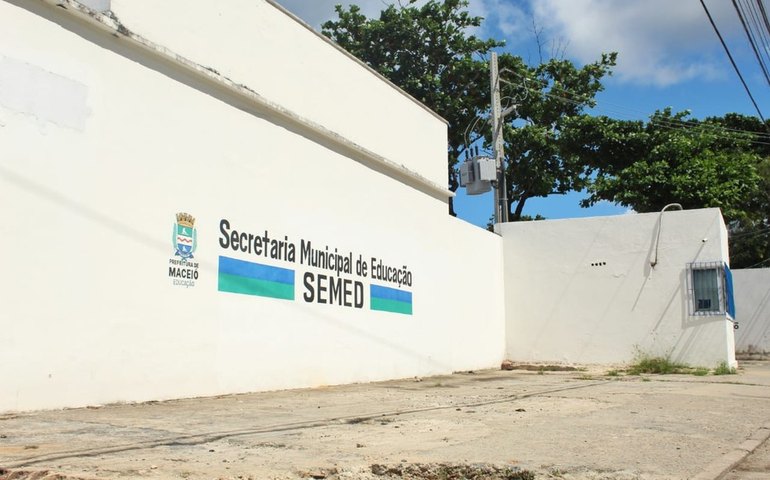 Live debate trajetória de alunos da modalidade Educação de Jovens e Adultos e Idosos