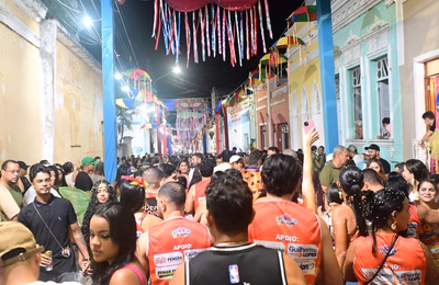 Multidão acompanha e se diverte no desfile de blocos do carnaval em Penedo