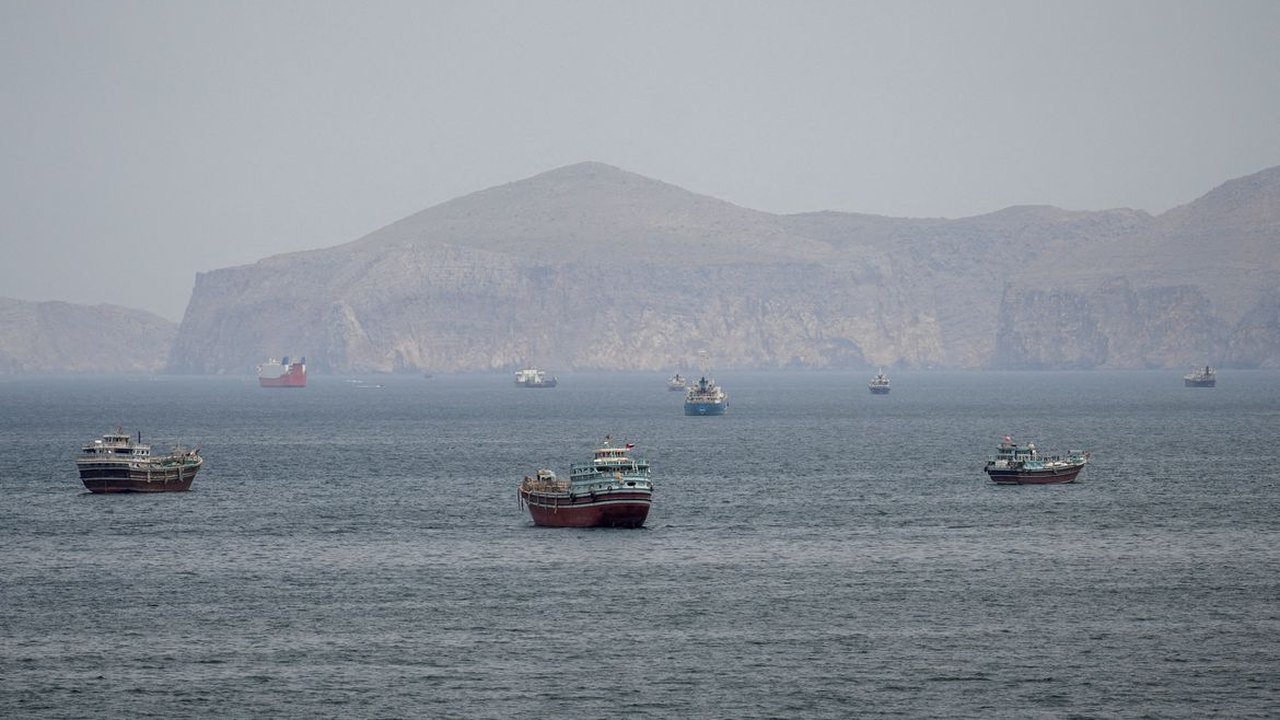 Navios já cruzam o Estreito de Ormuz sob plano de retirada da ONU