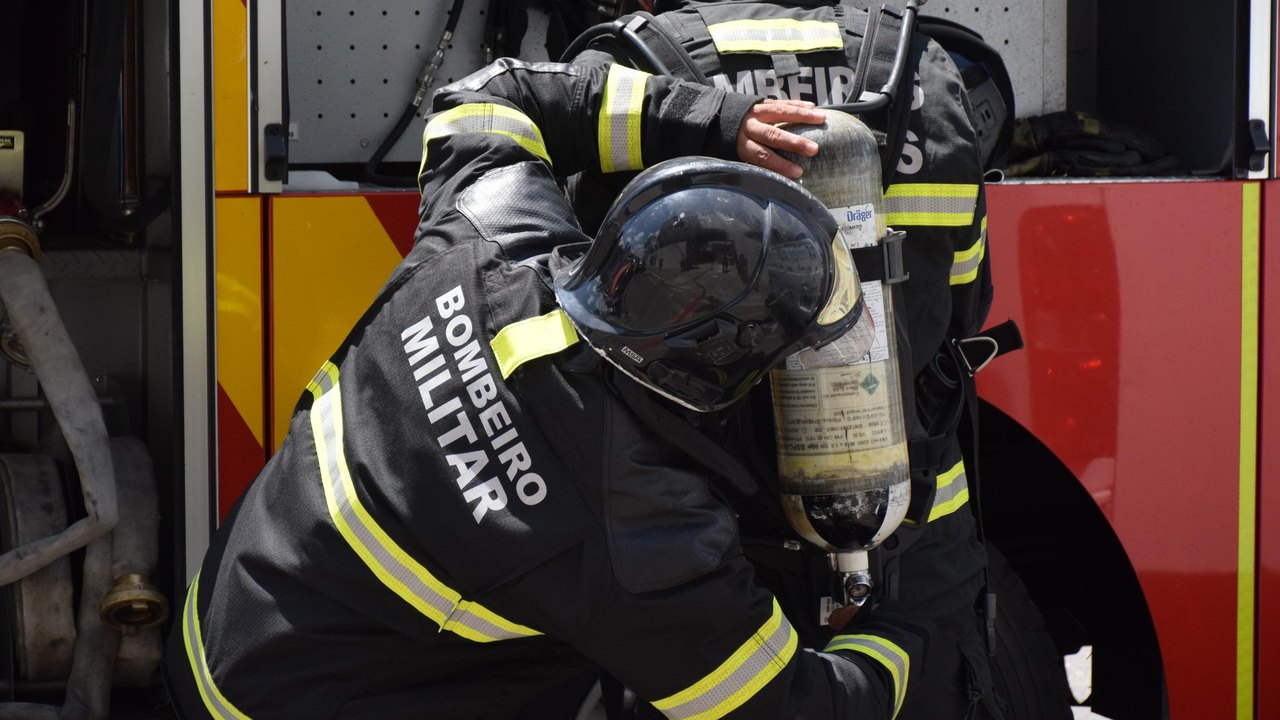 Bombeiros de Alagoas resgatam homem e animal de estimação após incêndio em Maceió