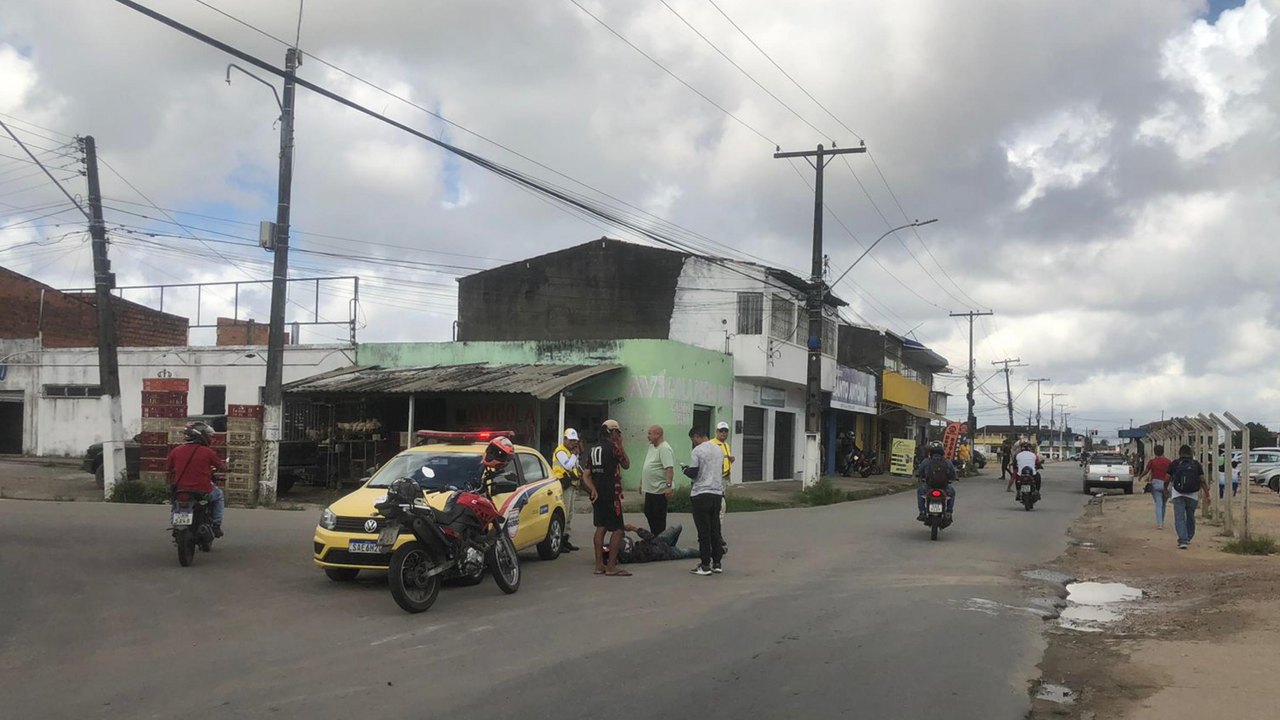  Ronda no Bairro atende ocorrência de atropelamento e invasão de carro a mercadinho no Benedito Bentes 
