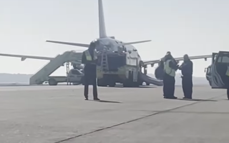 Motor pega fogo durante decolagem em Houston e passageiros são retirados às pressas de aeronave