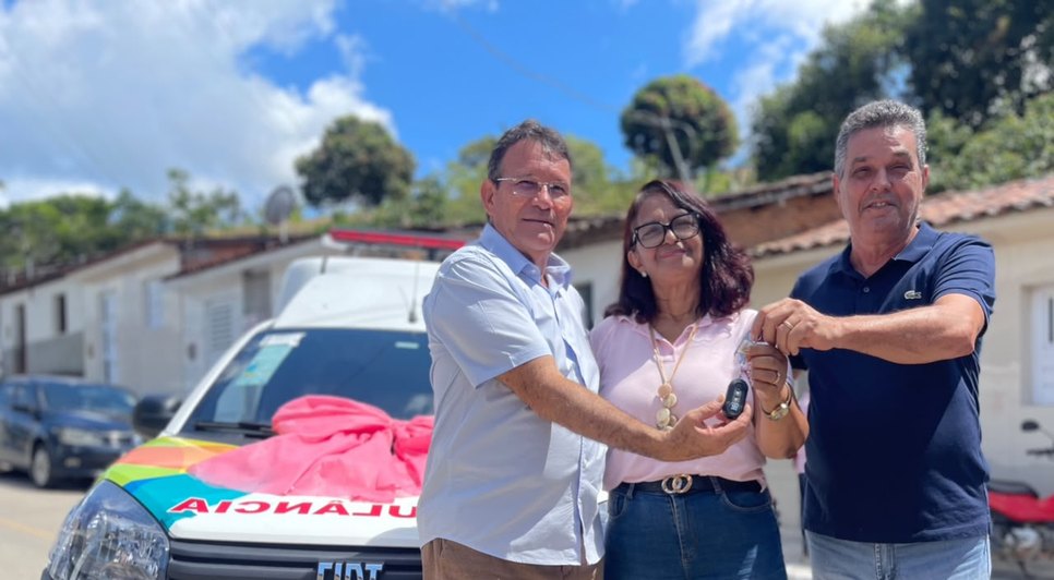 Prefeitura de Branquinha entrega nova ambulância à população