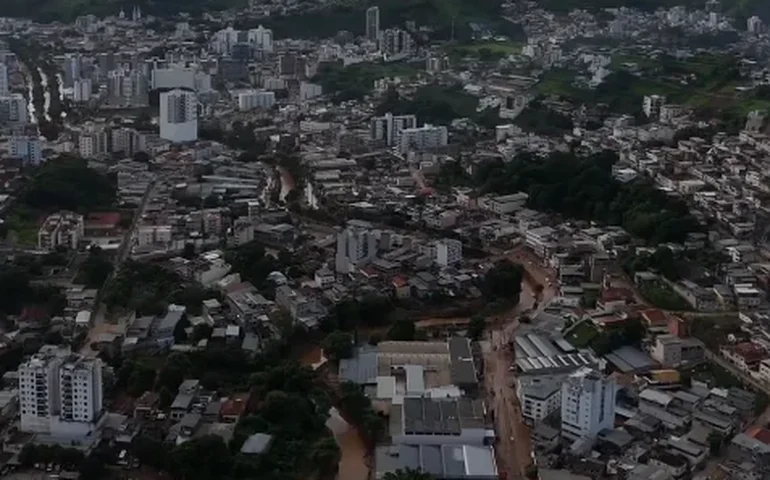 Imagens de drones mostram as consequências das enchentes mortais no Brasil.
