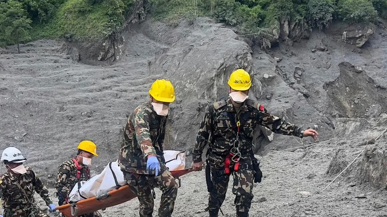 Inundações no Nepal expõem riscos para a energia hidrelétrica em um Himalaia em aquecimento.