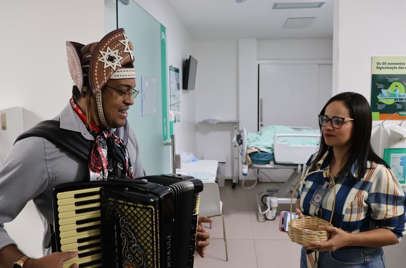 Em Maceió, sanfoneiro leva clima junino ao hospital e emociona pacientes