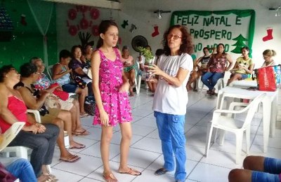 Mulheres atendidas no Cras aprendem a fazer repelentes naturais