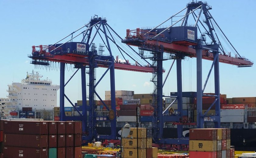 Balança comercial tem superávit de US$ 1,595 bilhão na 2ª semana de abril
