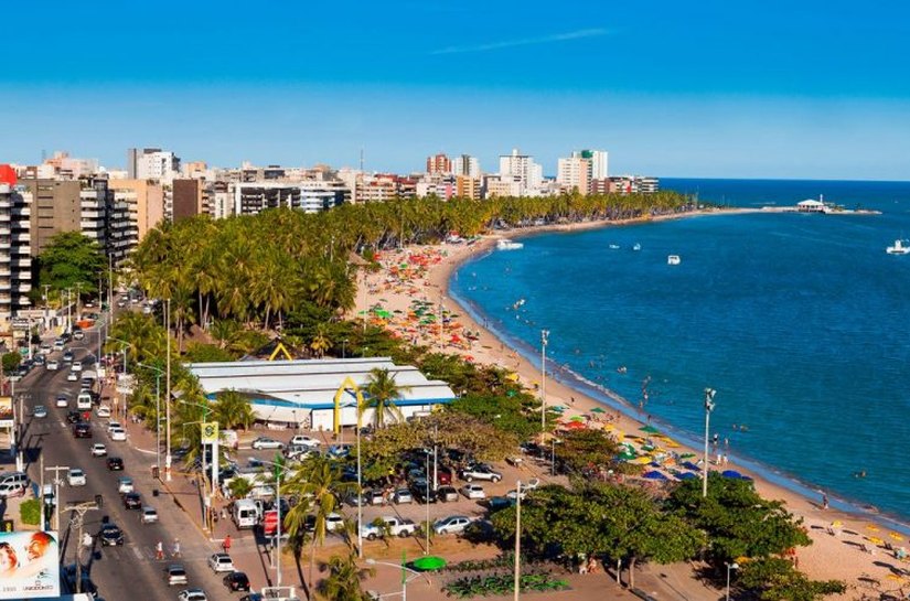 Ação para orientar turistas na orla de Maceió segue até o fim do mês