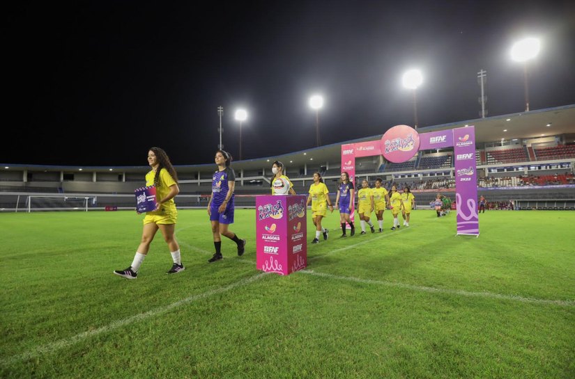 Abertura da Copa Rainha Marta tem jogos com goleada e placar apertado