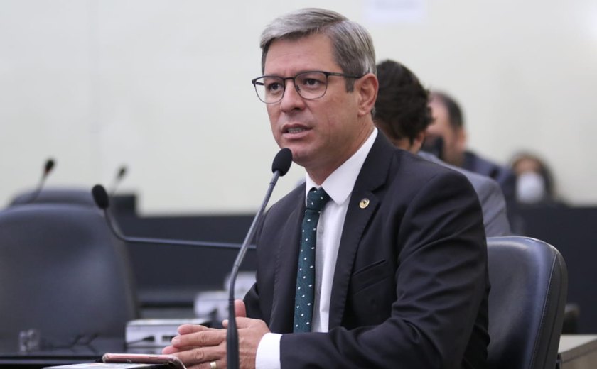 Deputado Cabo Bebeto oficializa candidatura ao governo-tampão de Alagoas