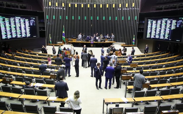 Câmara analisa pedidos de urgência para projetos de lei; acompanhe