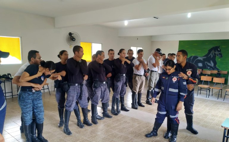 Samu capacita policiais da Cavalaria da PM/AL sobre primeiros socorros