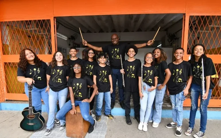 Sob a batuta: porteiro de escola municipal em Austin transforma vidas ao ensinar música após o expediente