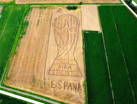Artista homenageia título da Espanha na Copa com obra gigante em plantação na Itália