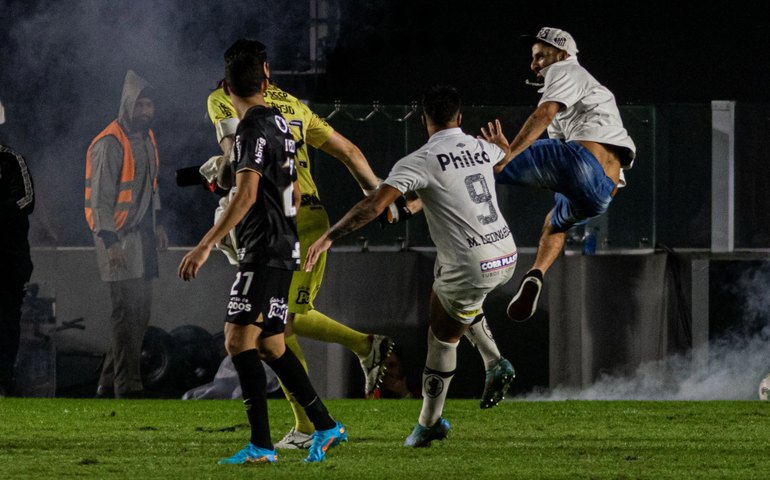 Santos é punido com dois jogos sem torcida em 2023 por confusão na Vila Belmiro