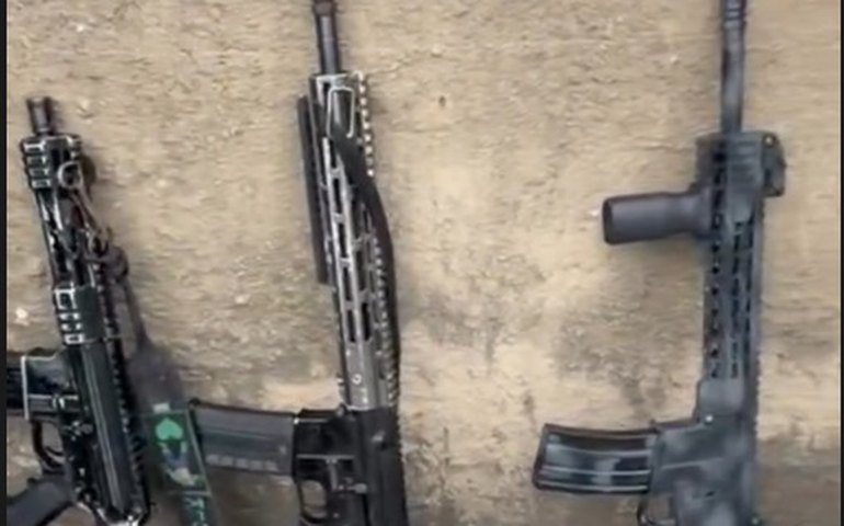 Polícia Militar apreende três fuzis em casa abandonada na Baixada Fluminense