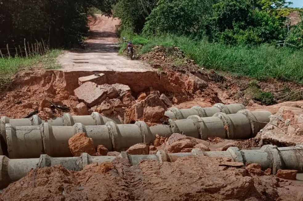 Ponte desaba e isola comunidades: Prefeitura de Penedo entrega obra frágil que desmorona em menos de um ano