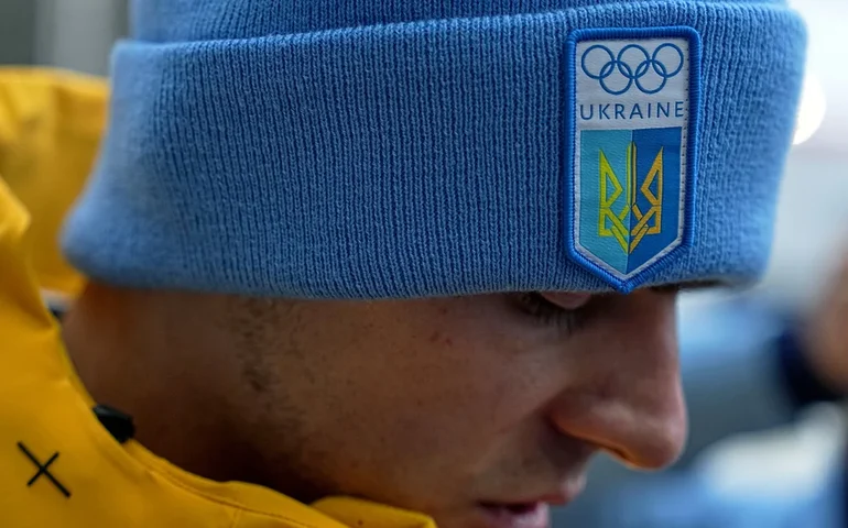 Ucraniano Vladyslav Heraskevych está fora dos Jogos Olímpicos de Inverno por causa do capacete proibido em homenagem aos mortos em guerra