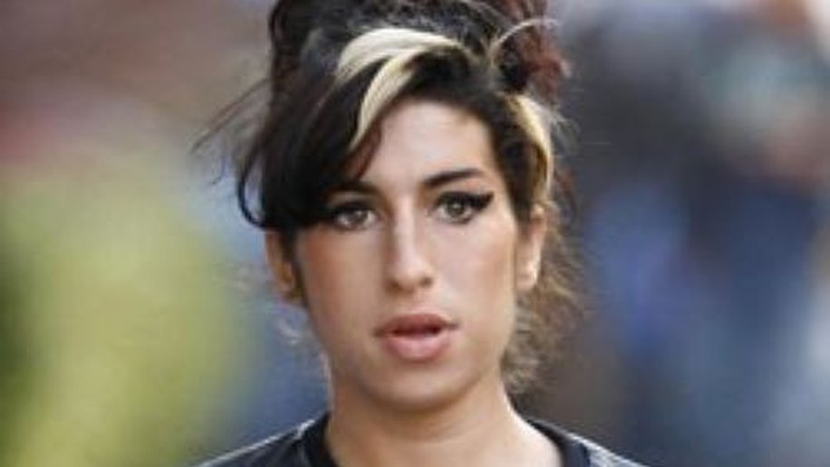 Amy Winehouse desmaia três vezes e preocupa amigos