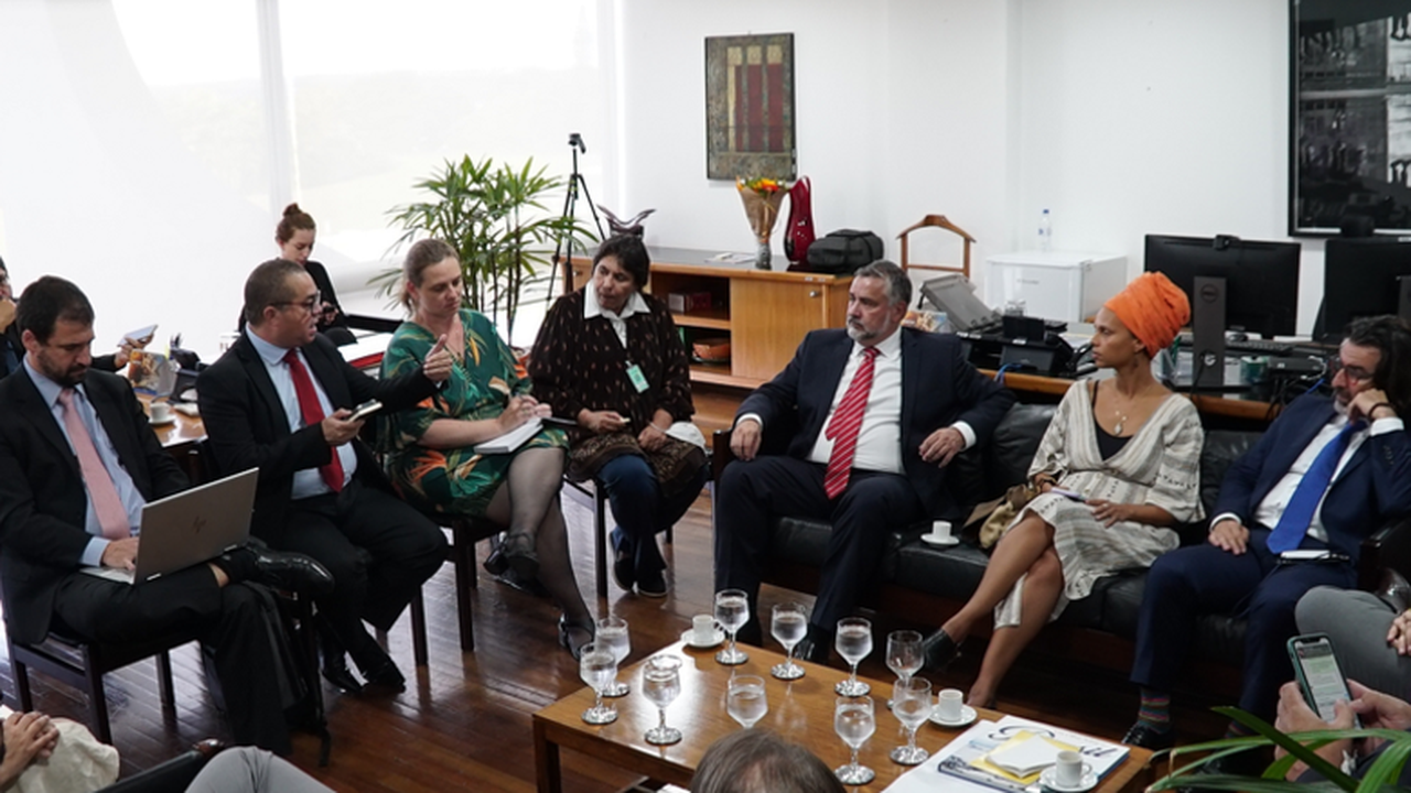 Em encontro com representantes de entidades, Paulo Pimenta defende liberdade no exercício do trabalho jornalístico