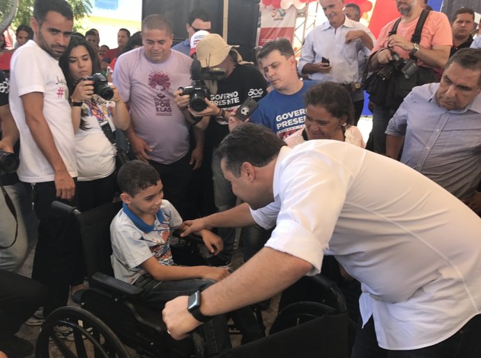 Entrega de cadeiras de rodas beneficia pessoas com deficiência no alto sertão