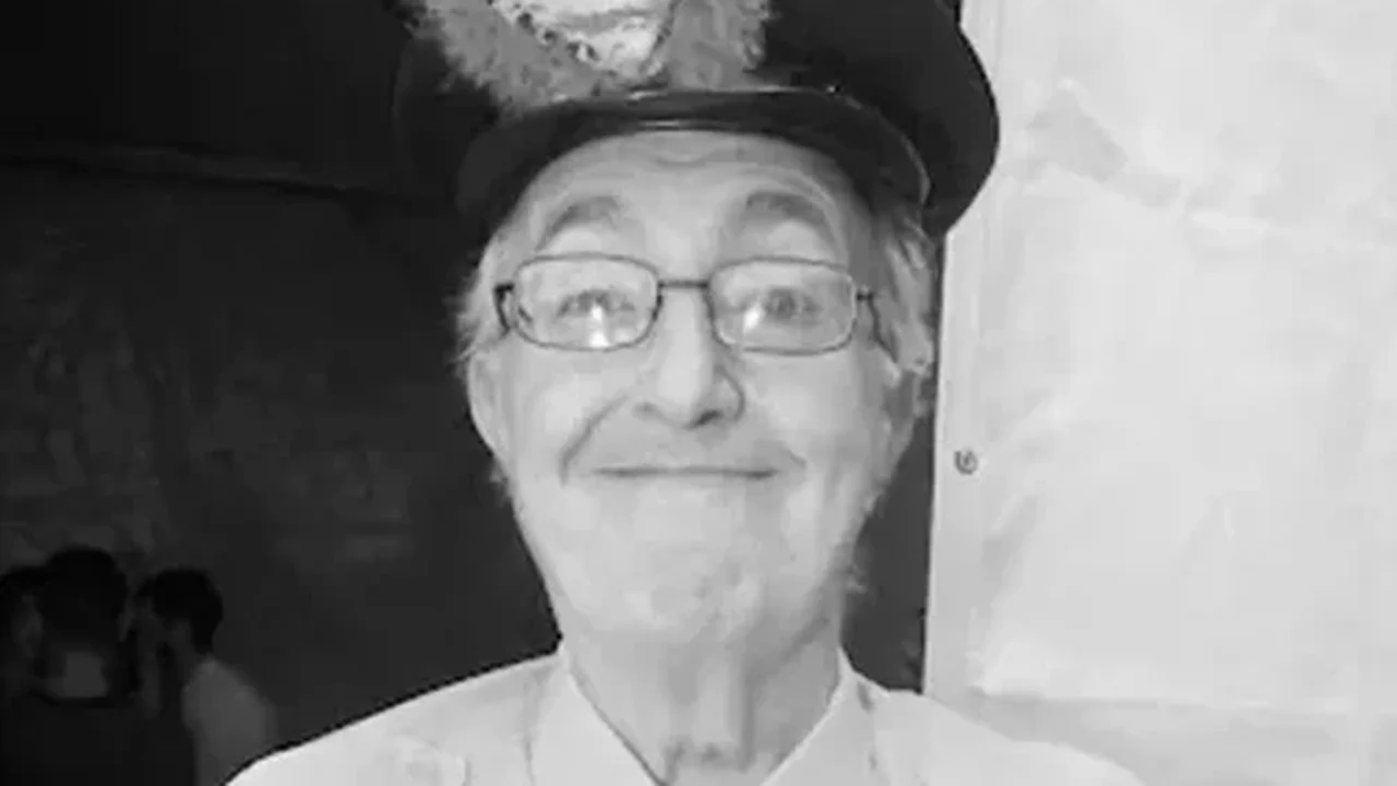 Morre o humorista Roberto Marquis, o Guarda Juju, de 'A praça é nossa', aos 83 anos
