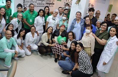 Unimed Maceió celebra último ciclo de quimioterapia de paciente com homenagem emocionante
