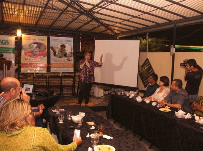 Célia convoca o povo e destaca papel da imprensa contra dengue