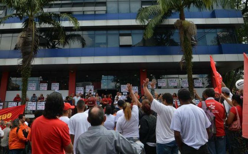 Clima fica tenso e jornalista é expulso de sindicato onde Lula está