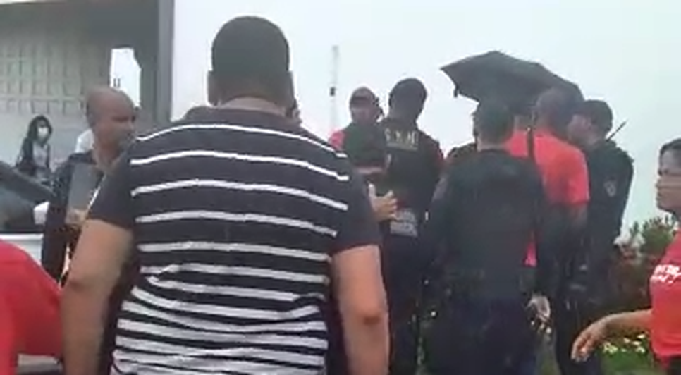 Diretor do Sacema é atingido com tiro de borracha na porta da Secretaria Municipal de Saúde em Aracaju