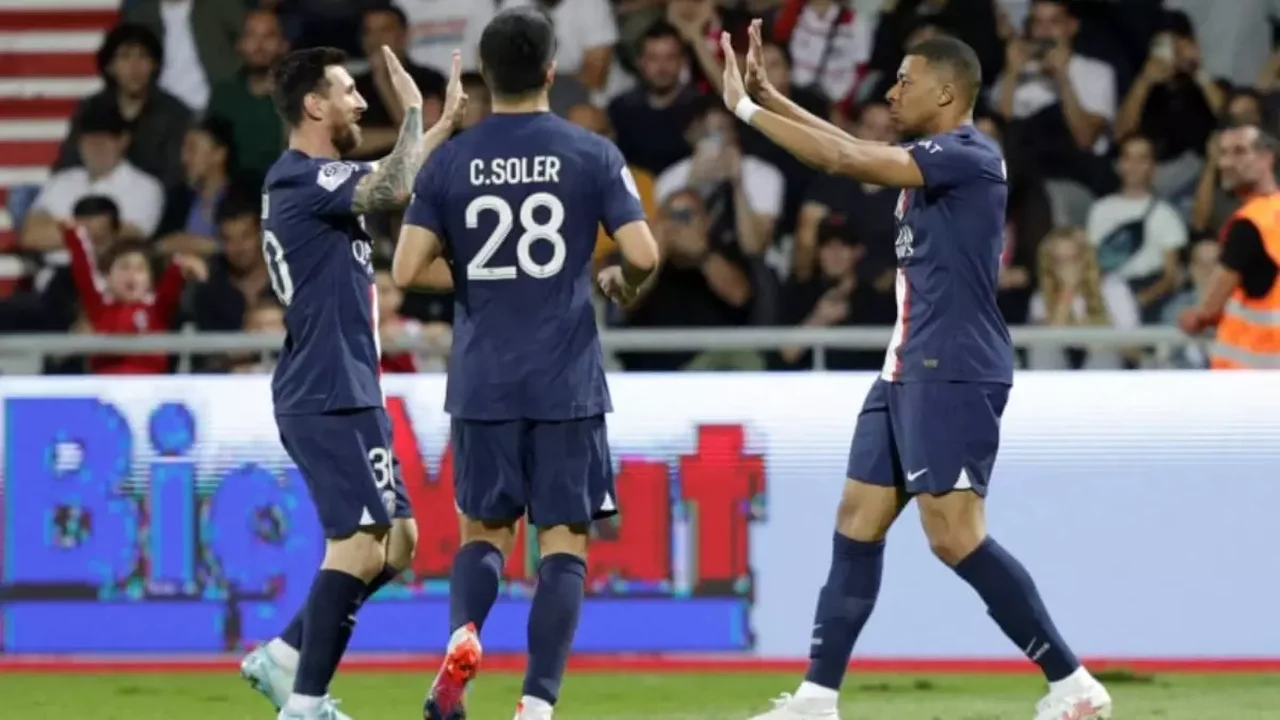 Em volta ao PSG, Messi recebe vaias, passa em branco e vê goleada sobre Ajaccio