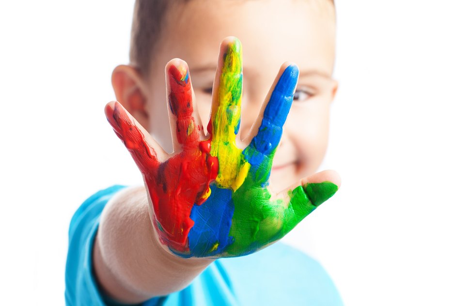 little-boy-with-hand-full-paint-covering-his-face / Foto: Foto: Ilustração Freepik