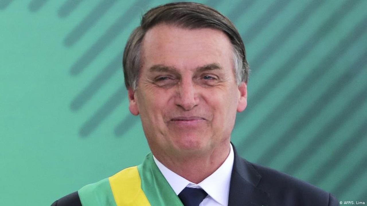Bolsonaro nega crise e culpa imprensa por turbulência