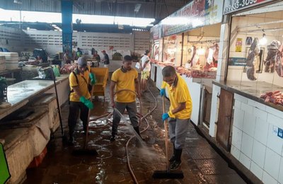 Equipes recolhem 3 toneladas de lama e lixo da área interna do Mercado da Produção