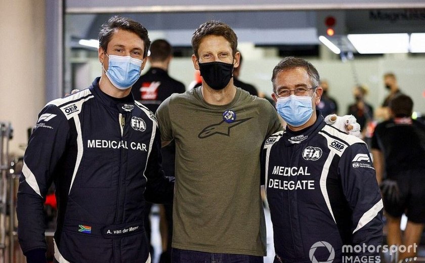 De volta ao paddock, Grosjean se emociona ao encontrar médicos que o socorreram