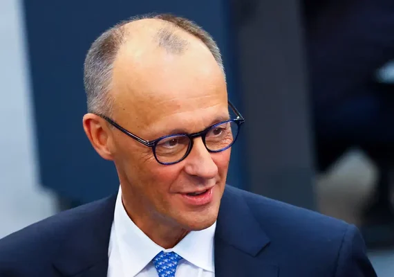 Merz diz que UE 'aumentará pressão sobre Moscou por meio de sanções' após ligação Trump-Putin