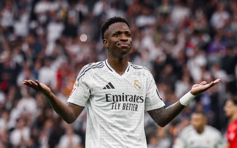 Vini Jr. é expulso, Bellingham desperdiça pênalti, mas Real vira em Valencia e assume 1º lugar