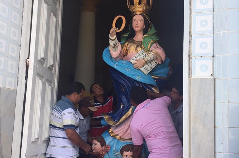 Imagem de Nossa Senhora do Ó é levada para praça em Traipu