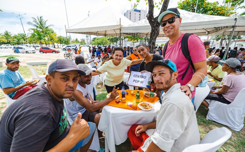 Prefeitura de Maceió realiza primeiro almoço de Páscoa para pessoas em situação de rua
