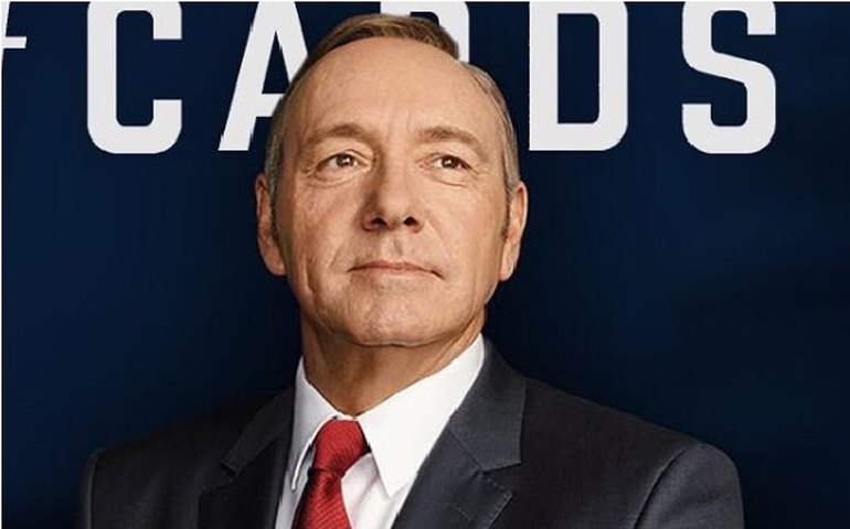 Kevin Spacey comparece ao julgamento por agressão sexual e testemunha em própria defesa